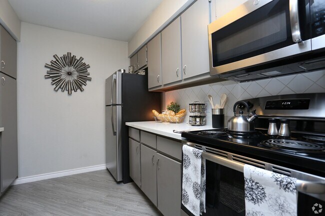 Building Photo - Bright, Modern & Move In Special!