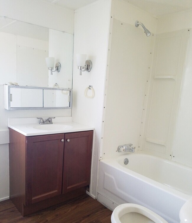 Building Photo - 4409 Summit Dr
