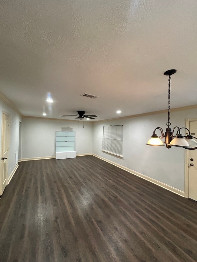 Building Photo - 5767 Belcrest St