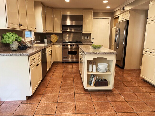 Building Photo - 3717 Ridgelea Dr