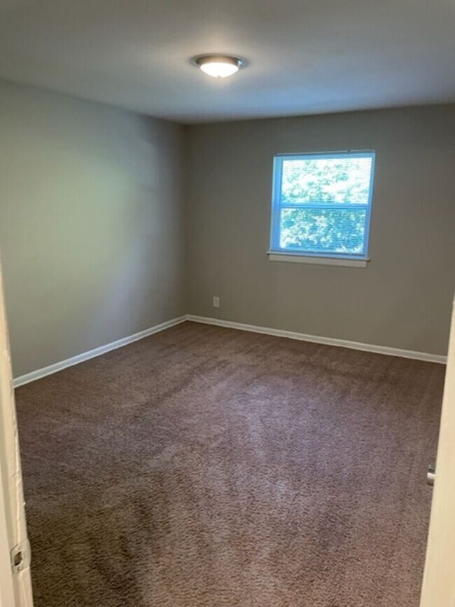 Foto del edificio - Spacious Apts - Excellent Tucker Location
