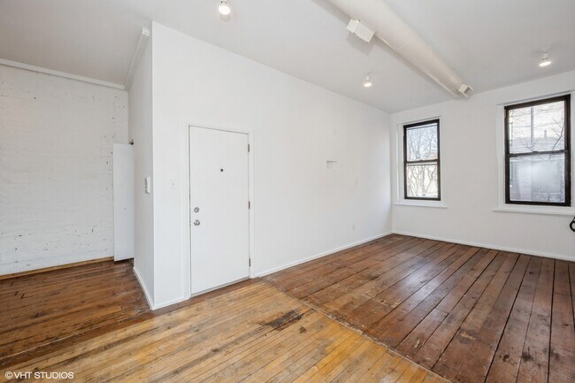 Building Photo - 565 W 18th St
