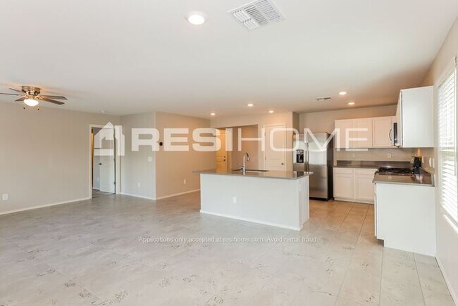 Foto del edificio - 17376 W Molly Ln