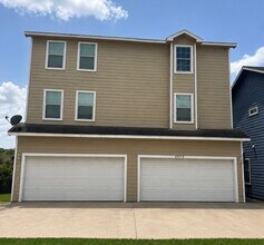 Building Photo - 6837 Larkstone St