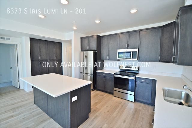 Building Photo - Newer Build 3 Bed Midvale Condo! No Deposi...