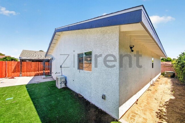 Building Photo - Unit 1