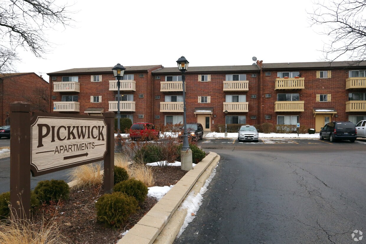 Foto del edificio - 151 Pickwick Dr