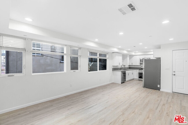 Building Photo - 1409 N Hobart Blvd