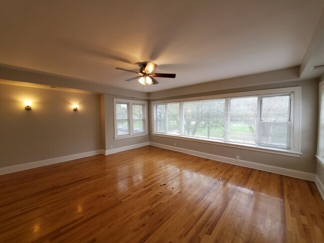 Building Photo - 1514 S Albany Ave