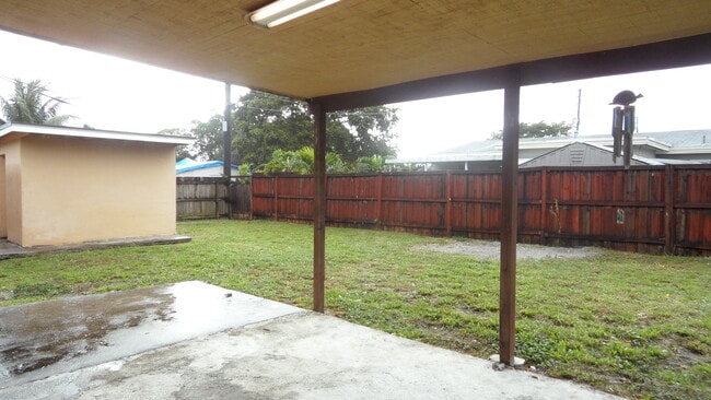 Building Photo - 700