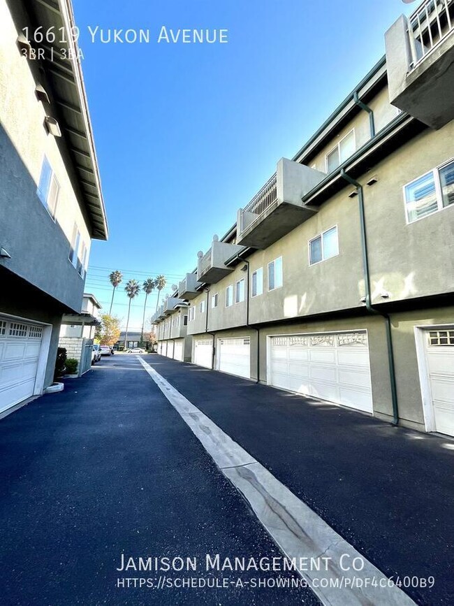 Foto del edificio - 16619 Yukon Ave