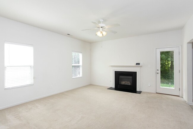 Building Photo - Fantastic 4 Bedroom Home In Southeast Rale...