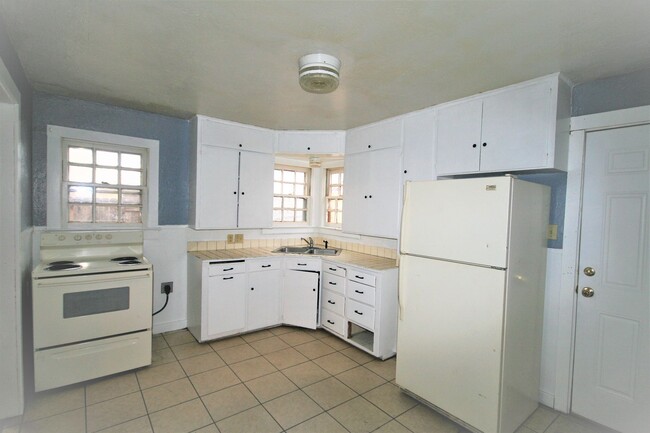 Foto del edificio - Spacious 2 Bed House! Large backyard!