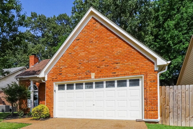 Building Photo - 2418 Lake Edge Dr