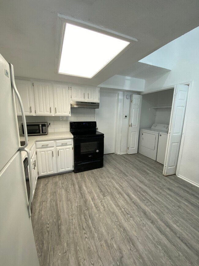 Building Photo - 311 Kings Way Dr