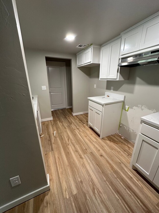 Building Photo - Completely remodeled and updated unit!