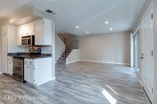 Building Photo - 3 br, 1.5 bath House - 401 N Beth St Unit C