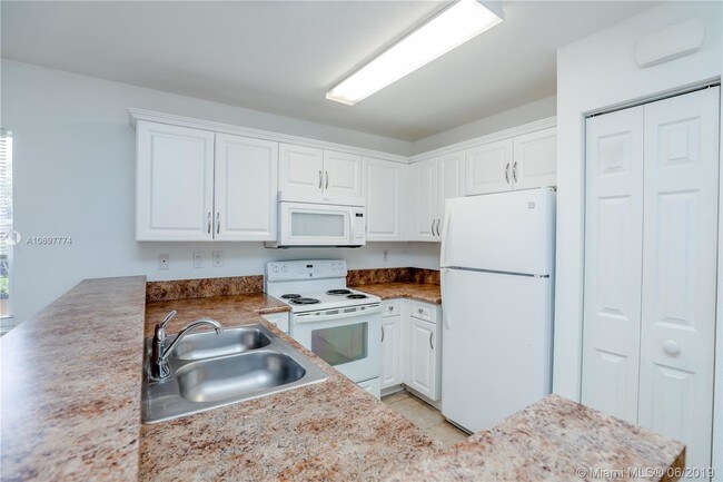 Building Photo - 4011 Oak Landing Dr