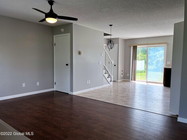 Foto del edificio - 24 Reservoir Rd