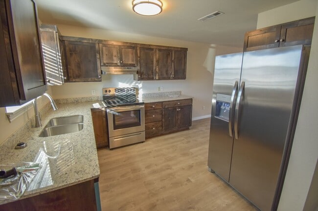 Foto del edificio - 2 bedroom 2.5 bath townhouse located close...