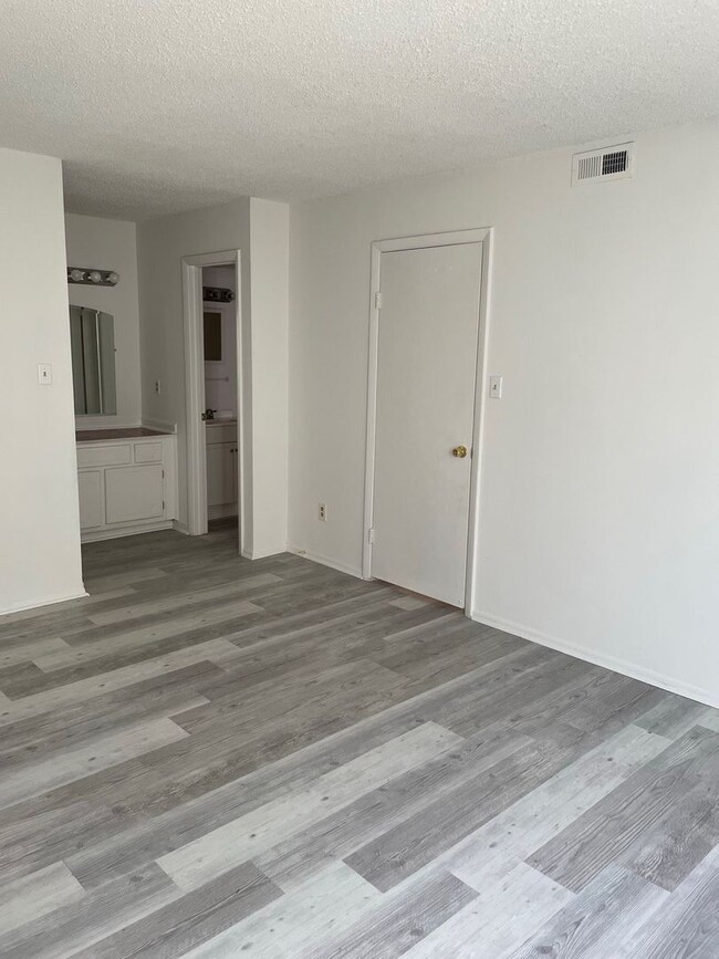 Building Photo - Rent Special Alert! Move in by 01/01 and e...