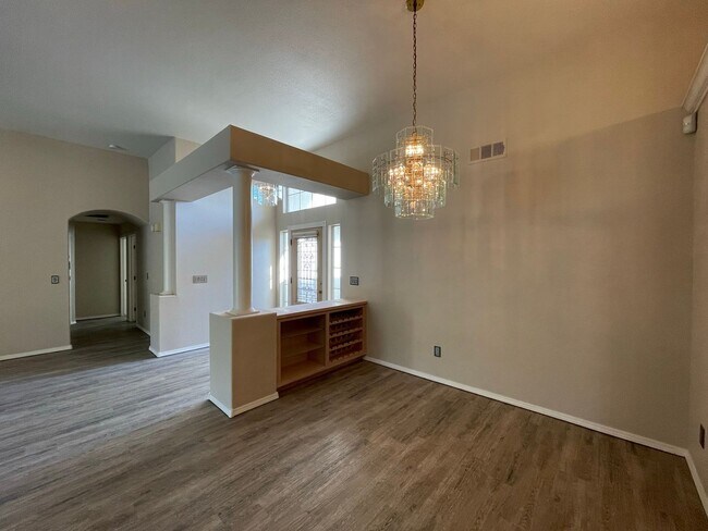 Foto del edificio - Beautiful South West Visalia home Near El Diamante school with a pool!!