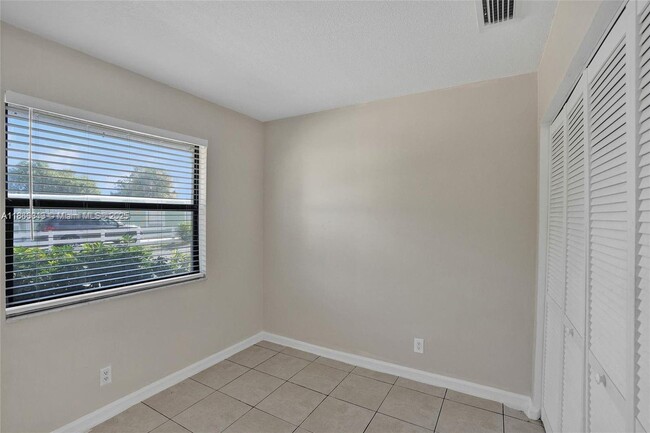 Building Photo - 1200 W 31st St