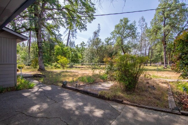 Building Photo - 2 Bedroom North Redding Home with Bonus Room. Completely Fenced!