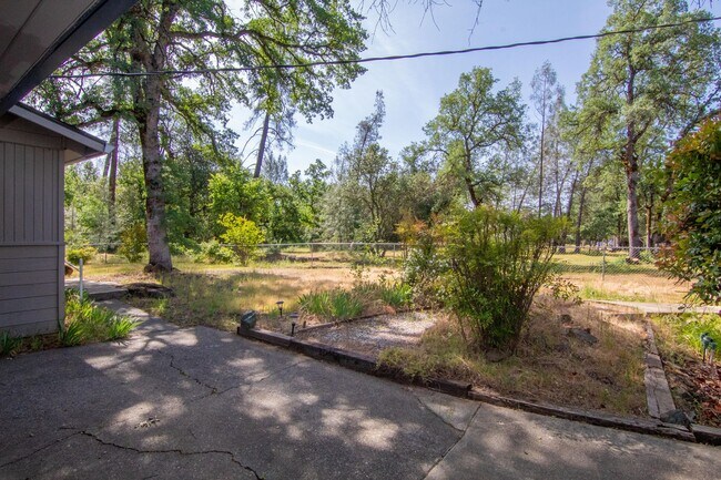 Foto del edificio - 2 Bedroom North Redding Home with Bonus Room. Completely Fenced!