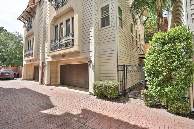 Building Photo - 227 Knox St