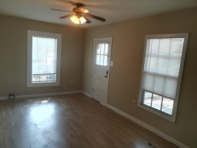Building Photo - 1411