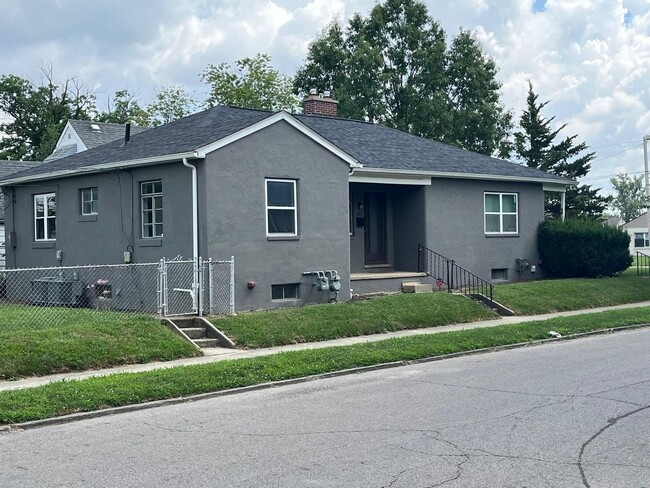 Building Photo - 652 Woodbury Ave