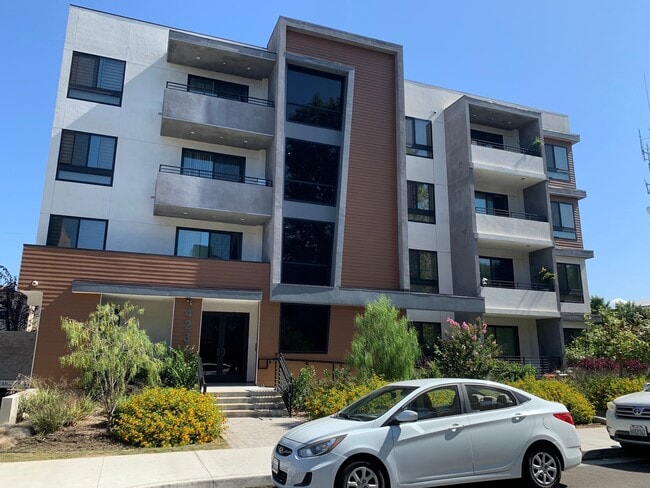 Building Photo - 12147 Magnolia Blvd