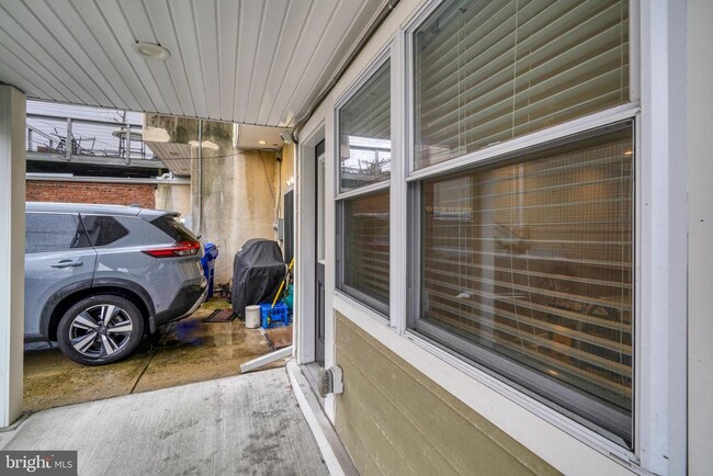 Building Photo - 939 Baylis St