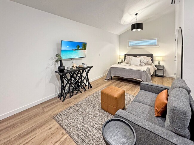 Building Photo - Modern Furnished 1-Bedroom Studio ADU in Prime Location