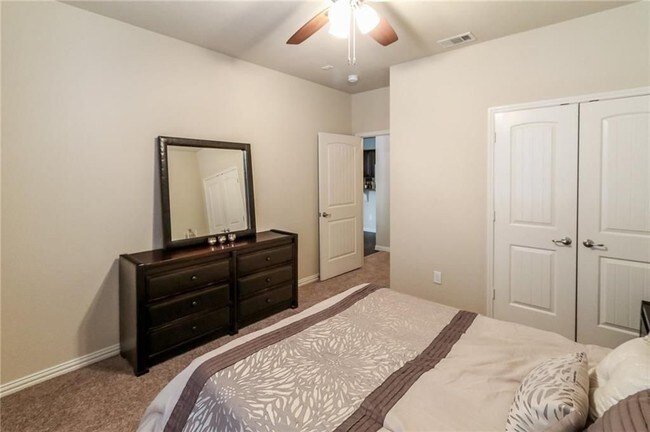 Foto del edificio - 1025 W 10th St