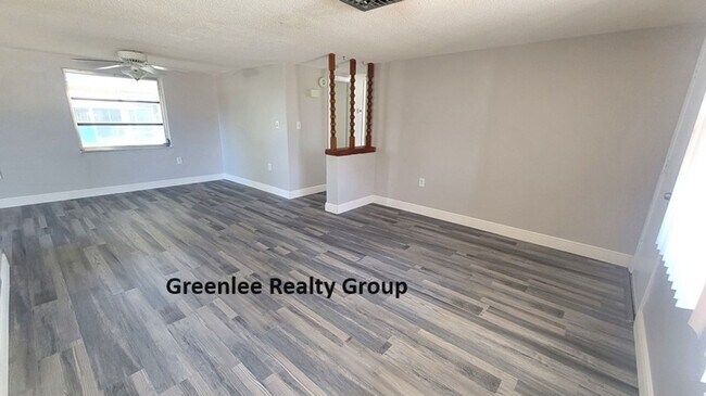 Foto del edificio - 2 Bed/2 Bath- Single Family Home with a Bonus Room!!