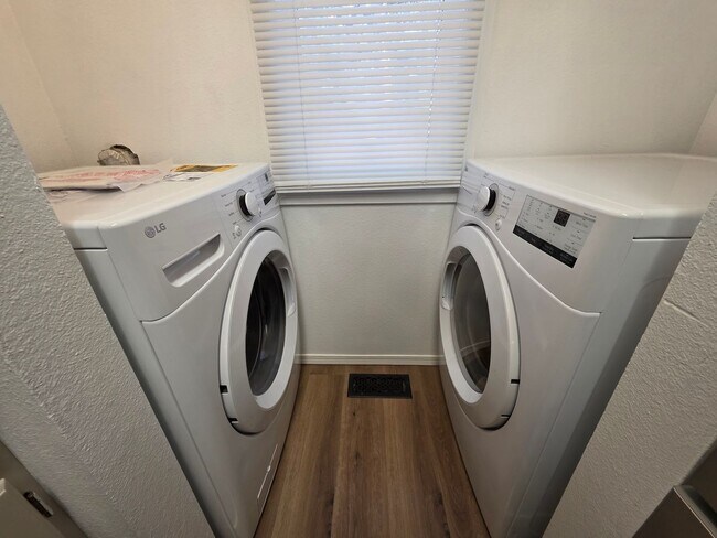 Foto del edificio - Beautiful 2 Bed 2 Bath Townhome!!