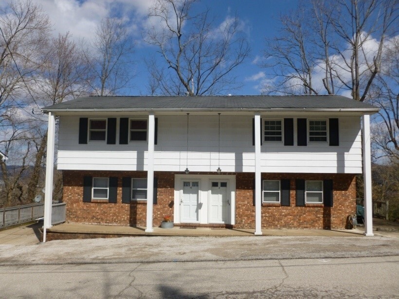 10 Hilltop (Left) - 10 Hilltop Ct