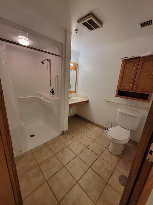 Building Photo - 180 Poppe Dr