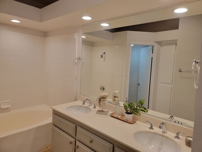 Foto del edificio - Creekside 1st Floor Condo