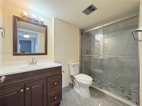 Building Photo - 10431 N Kendall Dr