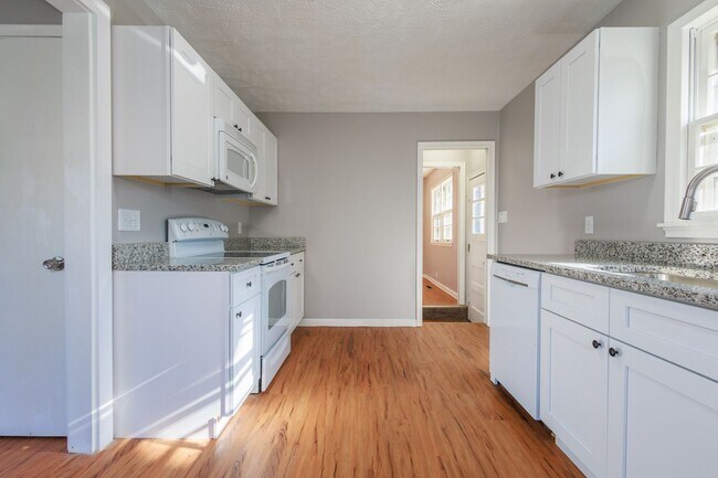 Foto del edificio - Gorgeous 4 bed 2 bath single-family home in Council Bluffs, IA