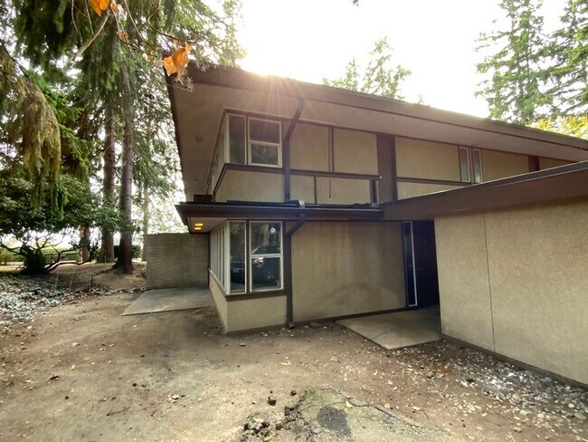 Building Photo - N Tacoma Town home 2bdr 1.5 bath 2 car car...