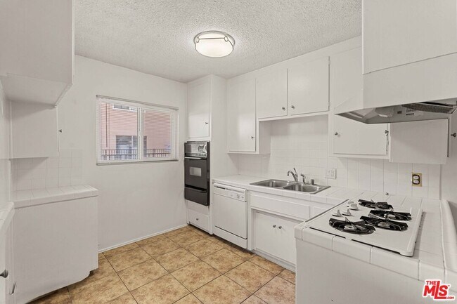 Foto del edificio - 15540 Moorpark St