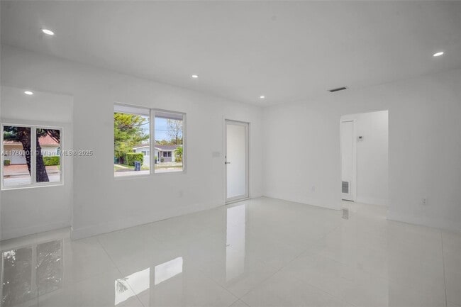 Building Photo - 4112 SW 9th Terrace