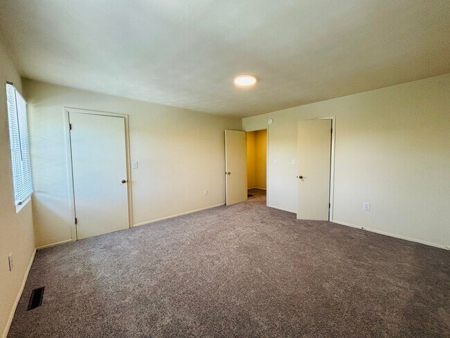 Building Photo - * Re-Rental * 2 Bedroom, 1.5 Bath Townhouse