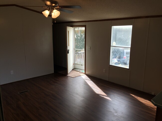 Building Photo - 105 Wilhowie Dr