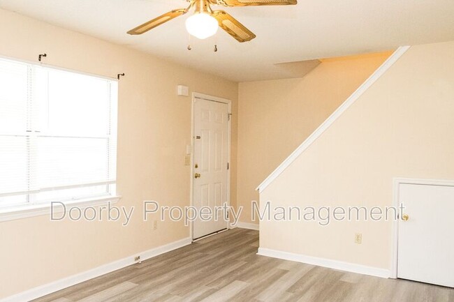 Foto del edificio - 7808 Holiday Hills Cir