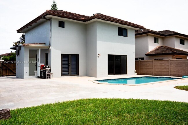 Foto del edificio - 16710 SW 140th Ave